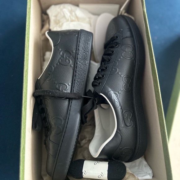 Authentic Men’s Gucci Sneaker - Picture 2 of 5